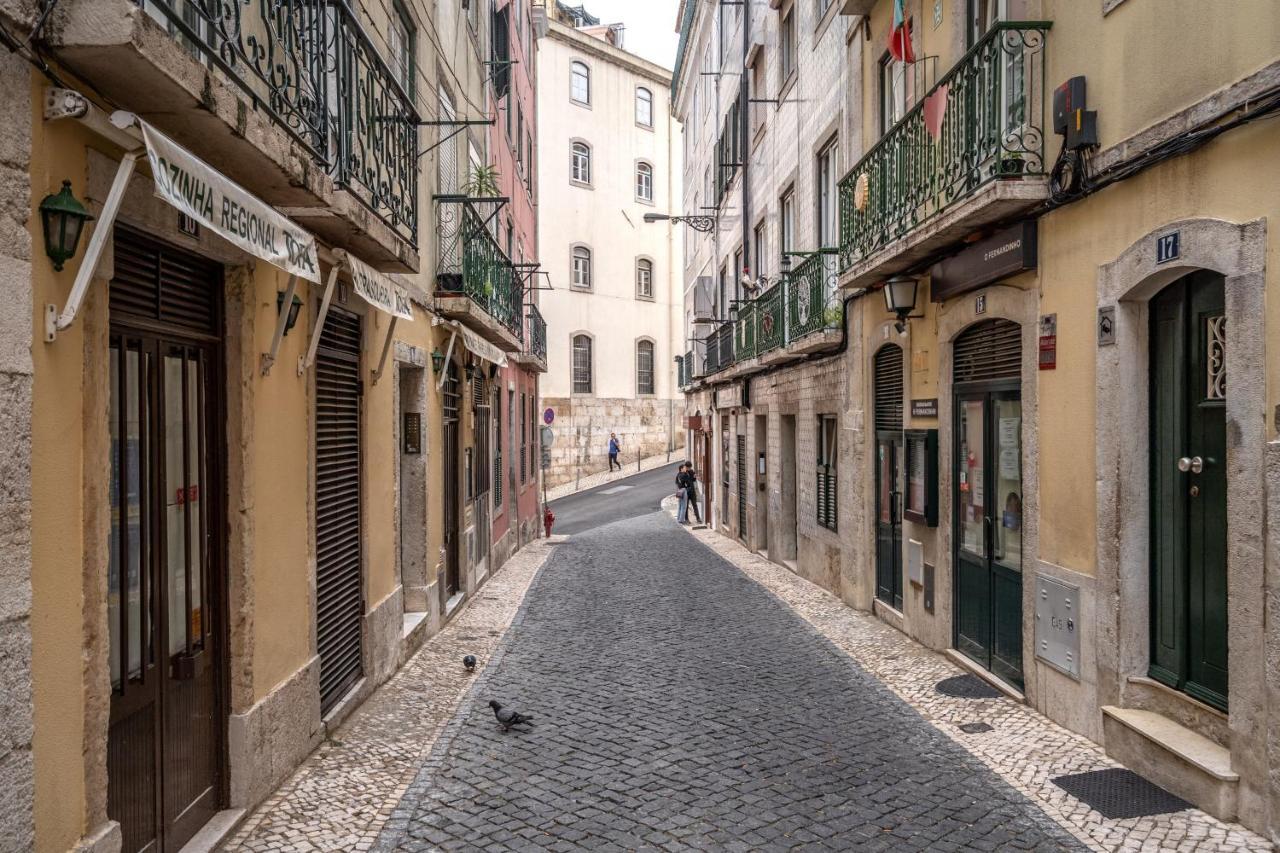 Cozy One Bedroom Apt In Historic Location - Carmo Lisbon Exterior photo