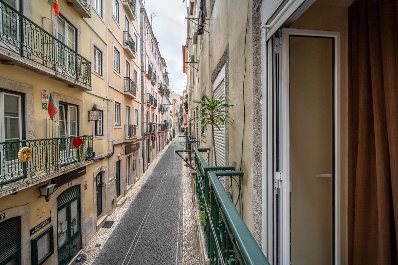 Cozy One Bedroom Apt In Historic Location - Carmo Lisbon Exterior photo