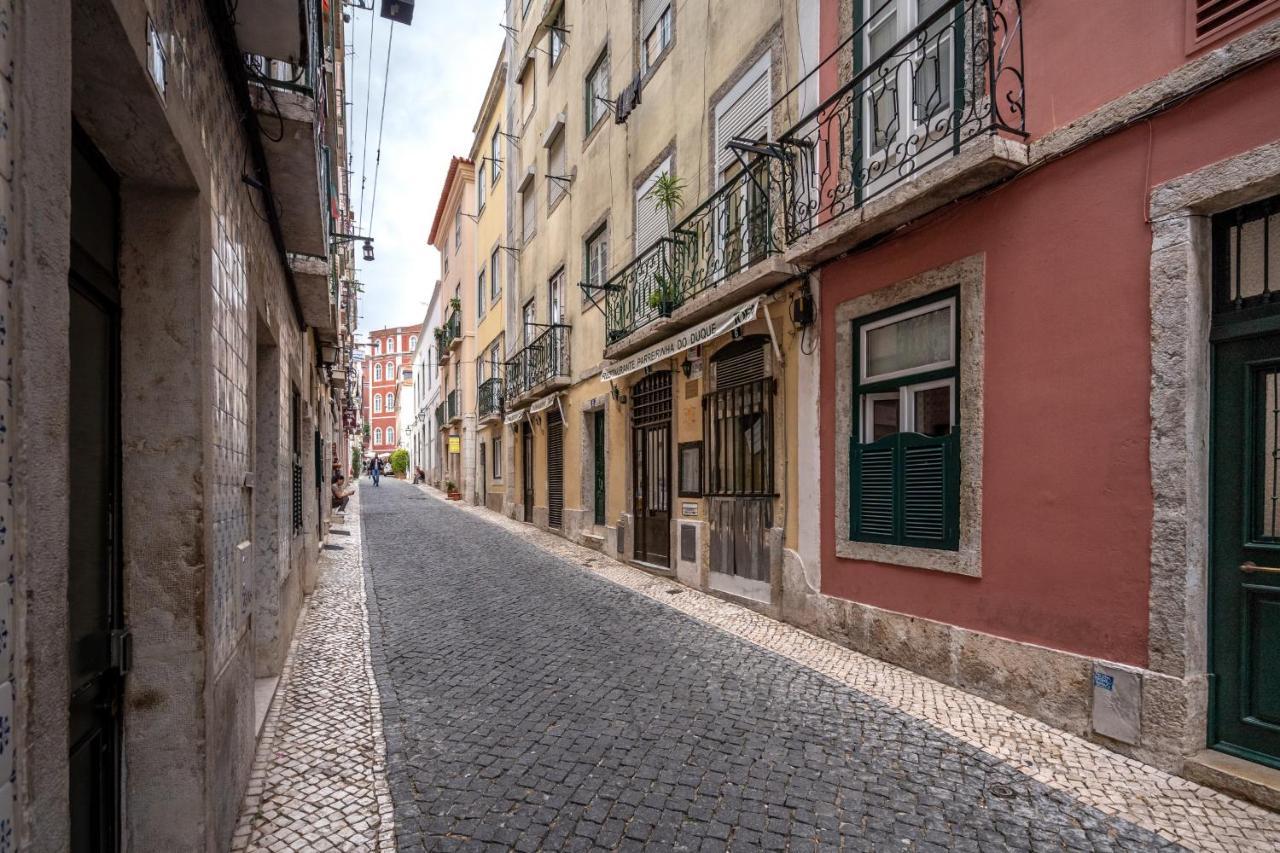 Cozy One Bedroom Apt In Historic Location - Carmo Lisbon Exterior photo